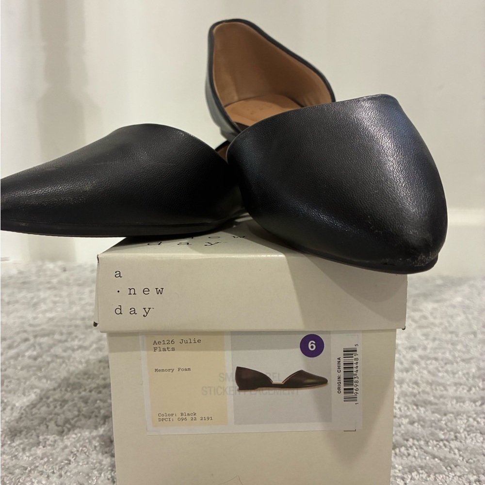 GUC A New Day Black Flats with Pointed Toe Design